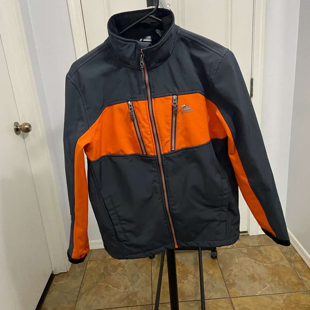Snozu boys jacket sin size large.
